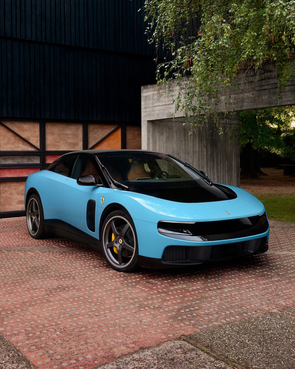 سيارة Ferrari Luce، أول سيارة كهربائية بالكامل من الشركة الإيطالية، خلال الكشف عنها