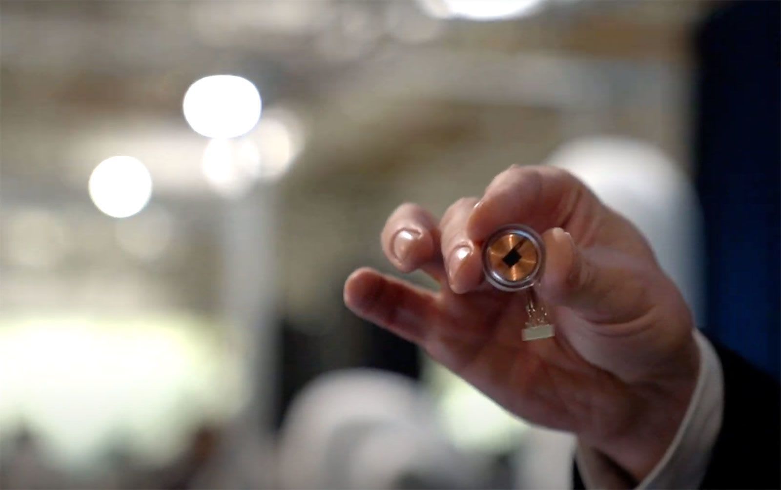 إيلون ماسك يعرض نسخة من غرسات الدماغ الخاصة بشركة نيورالينك خلال بث مباشر عام 2020