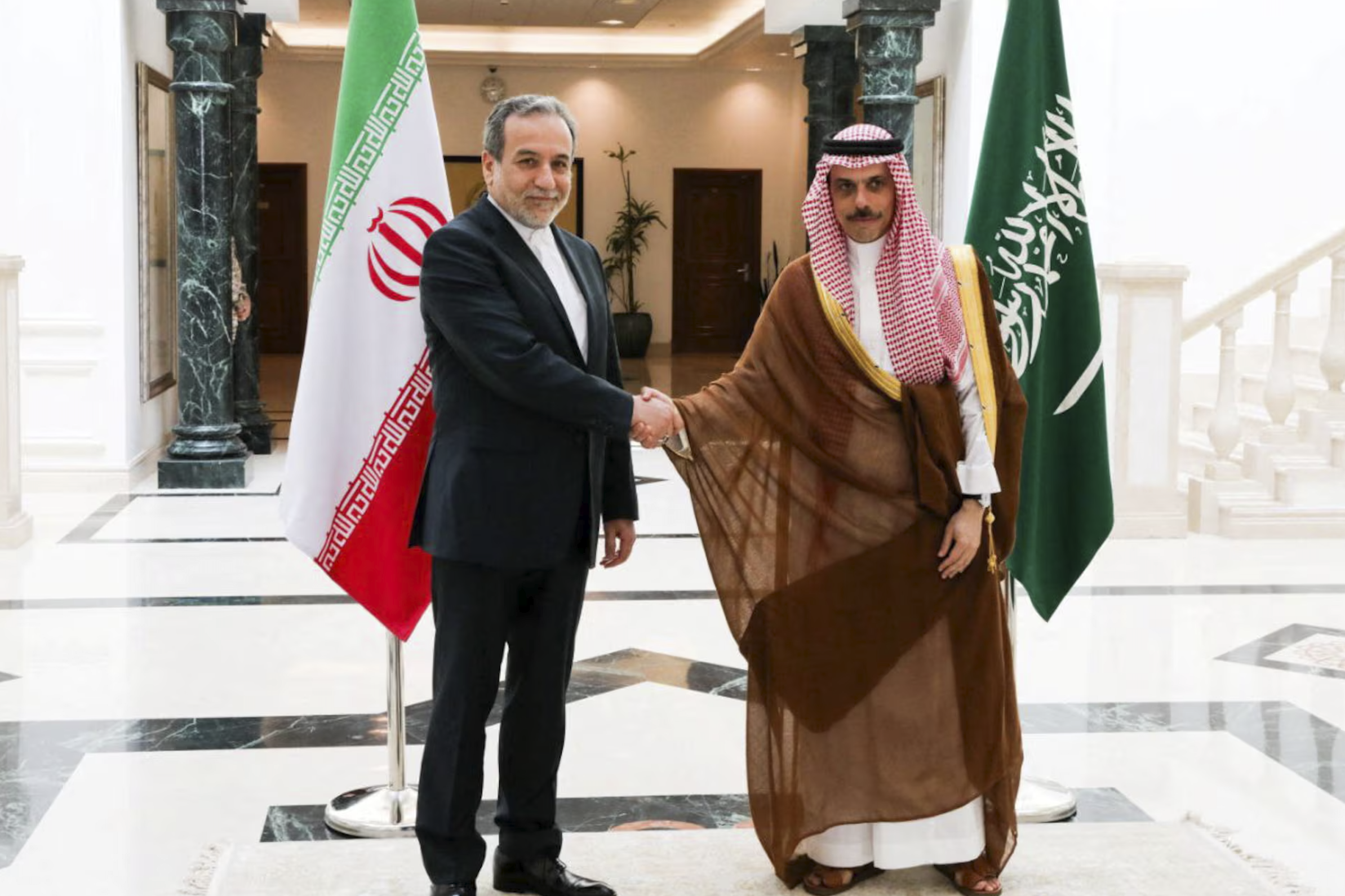 وزيرا الخارجية السعودي فيصل بن فرحان والإيراني عباس عراقجي خلال لقائهما في جدة، 8 تموز/يوليو 2025. (واس)