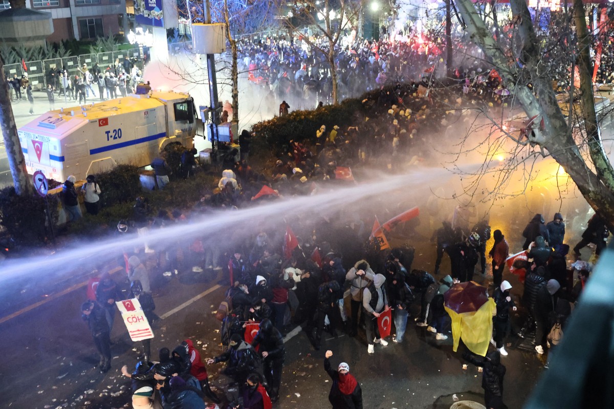متظاهرون يشتبكون مع الشرطة التركية في أنقرة يوم 22 مارس 2025. (أ ف ب)