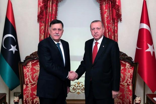 أردوغان والسراج في إسطنبول يوم إبرام الاتفاقين البحري والأمني، ٢٧ تشرين الثاني/نوفمبر ٢٠١٩ (الرئاسة التركية/أ ف ب، أرشيف).