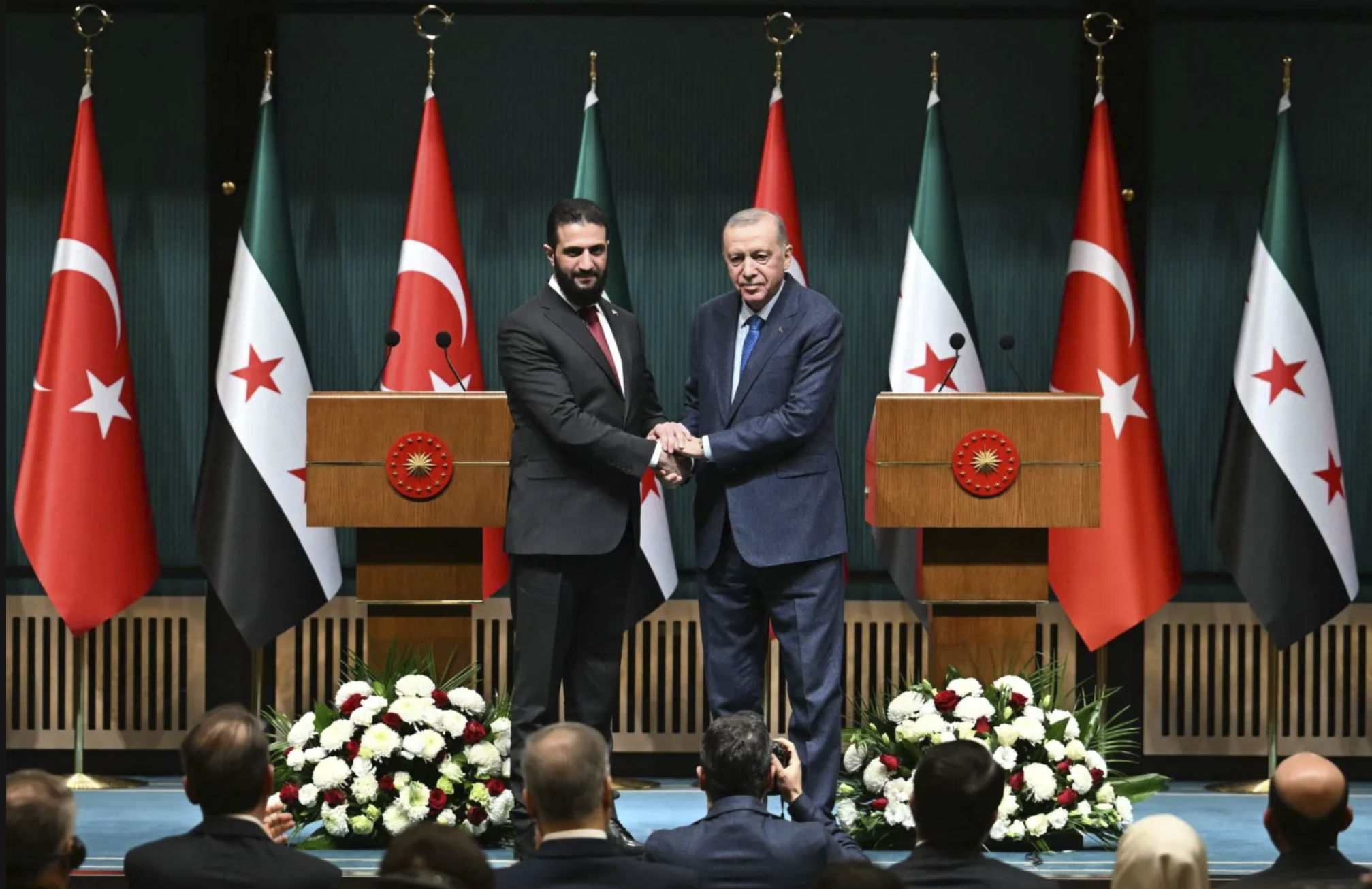 أردوغان يصافح الشرع في أنقرة، 4 شباط/فبراير 2025 (أ ف ب).