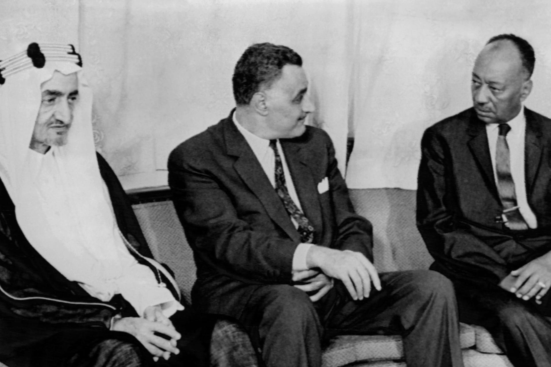 الملك فيصل وجمال عبد الناصر ومحمد أحمد محجوب خلال قمة الخرطوم عام 1967. (أ ف ب)