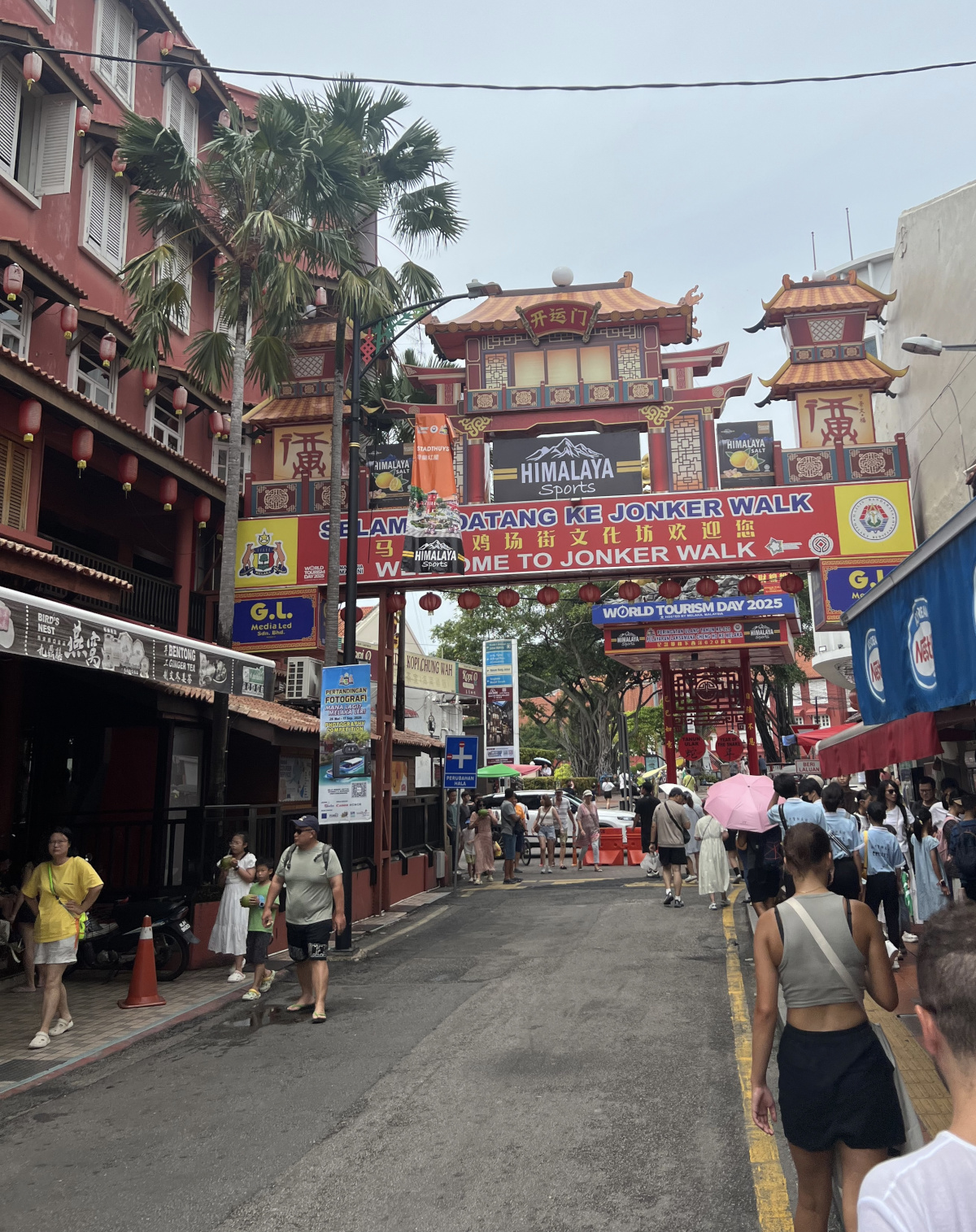 مدخل شارع جونكر ووك في قلب الحي الصيني بملقا، أحد أشهر معالم المدينة حيث تتجاور الثقافة والتجارة في أجواء نابضة بالحياة (النهار)