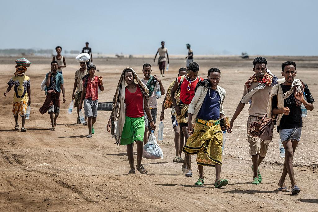 مهاجرون إثيوبيون في صحراء جيبوتي بعد تعثر رحلتهم إلى اليمن، 12 نيسان/أبريل 2026. (أ ف ب)