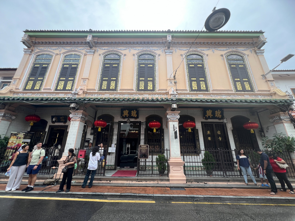 واجهة متحف بابا نيونيا في ملقا بعمارة البيراناكان المميزة وزخارفها الصينية–الملايوية التي تحكي تاريخ اندماج الثقافات في المدينة (النهار) 