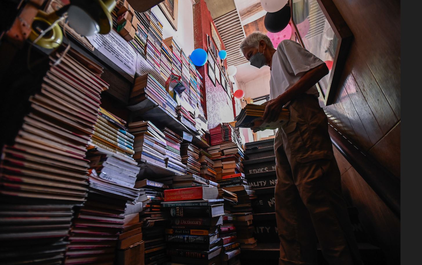 تكاد الرفوف تضيق بالكتب.