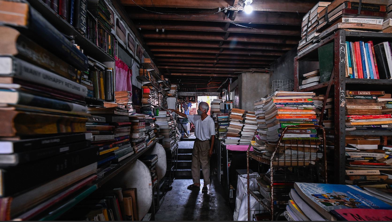 كتب مكدسة من دون دليل إِليها.