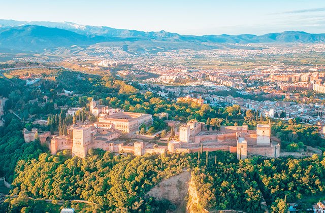 قصر الحمراء - غرناطة (المصدر: https://blog.fuertehoteles.com/)