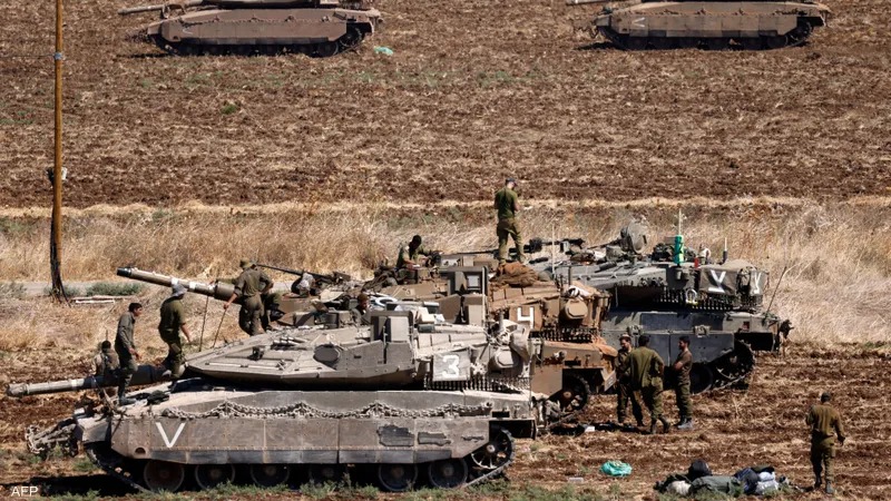 قوات اسرائيلية على الحدود مع لبنان. (ا ف ب)