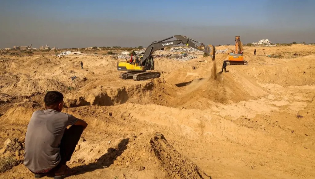 فلسطيني يراقب عمليات البحث عن الجثث في غزة (أ ف ب)