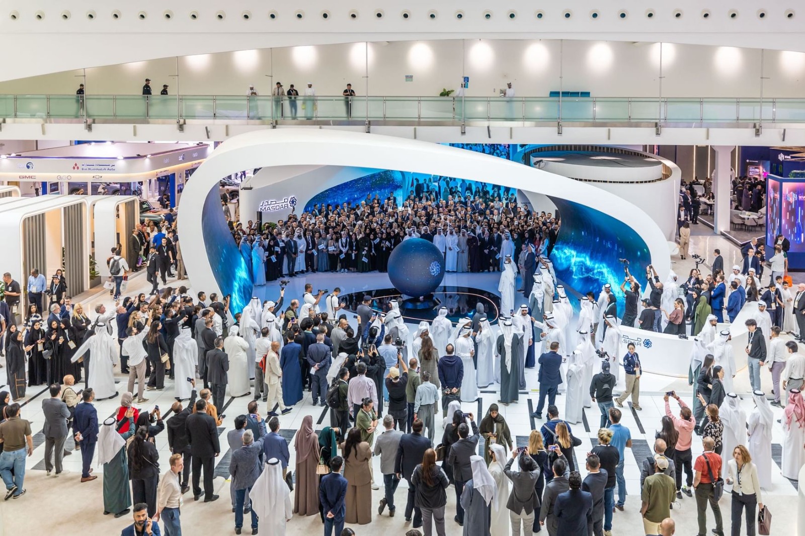 جانب من المشاركين في القمة العالمية لطاقة المستقبل. (وام)