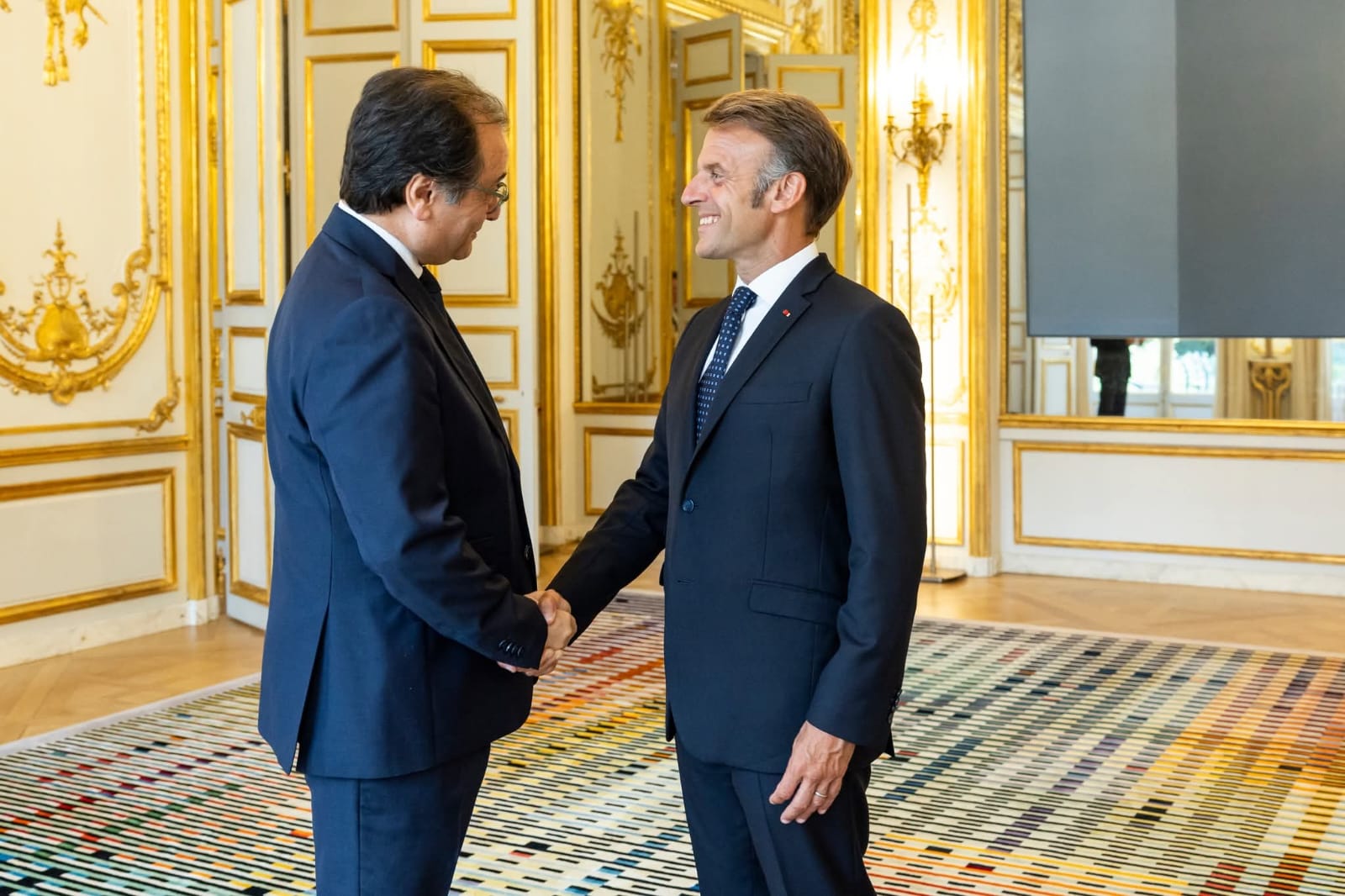 الرئيس ماكرون والسفير الشاعر. (النهار)