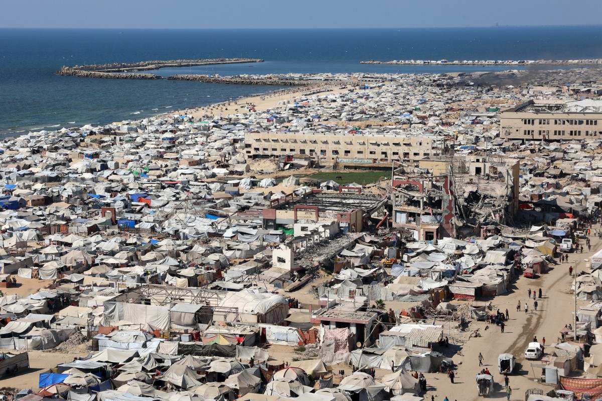 خيام لفلسطينيين على طول الشاطئ بالقرب من الميناء البحري غرب مدينة. (أ ف ب)