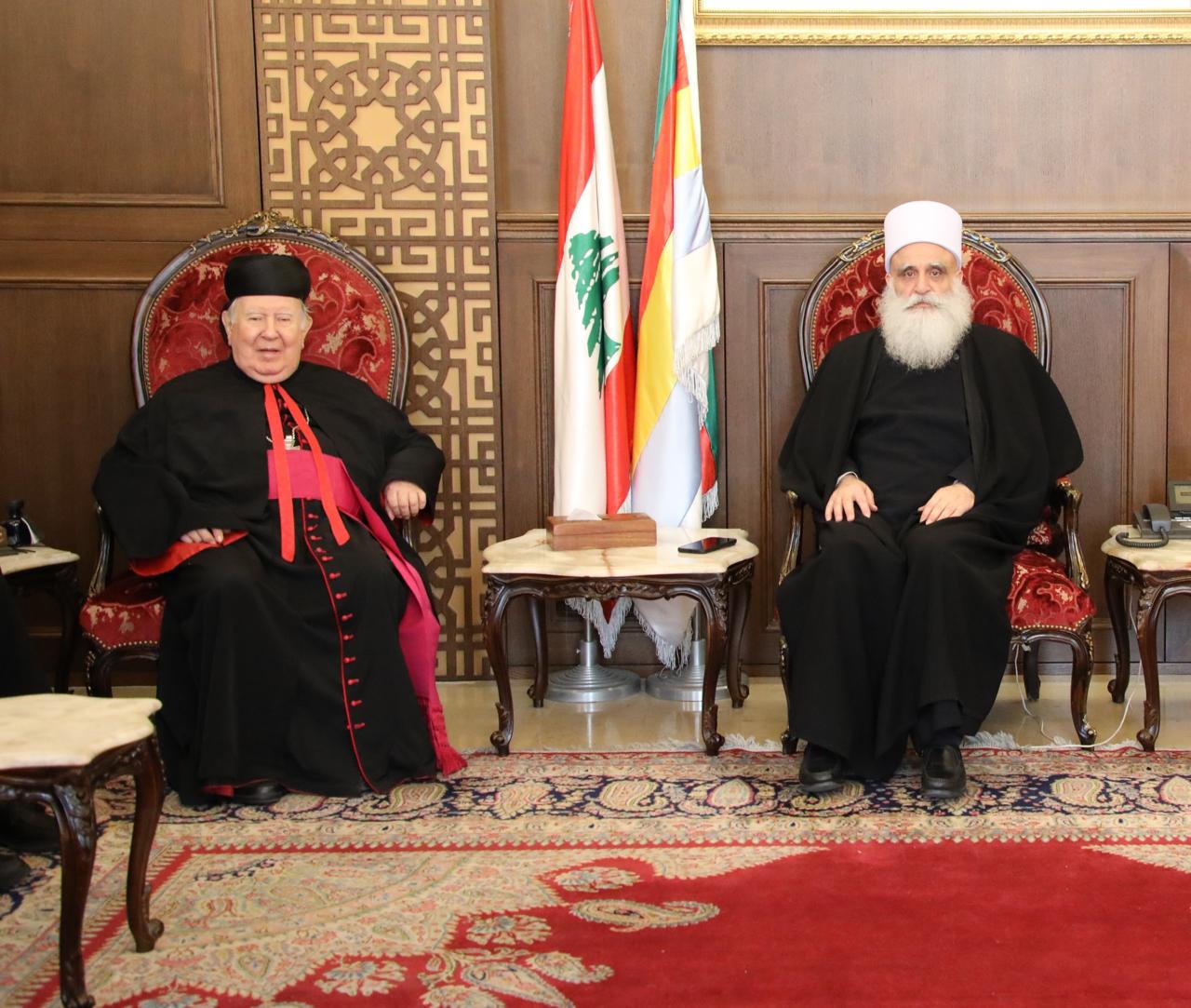 شيح العقل مستقبلا وفد المطارنة الموارنة. (وكالات)