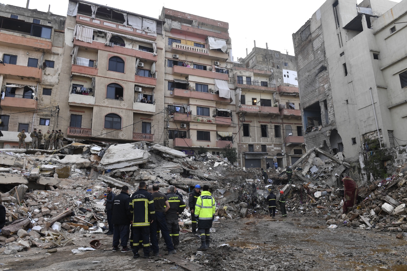 مسعفون أمام ما تبقى من المنهار في طرابلس بعد انتهاء عمليات الإنقاذ أمس. (حسام شبارو)