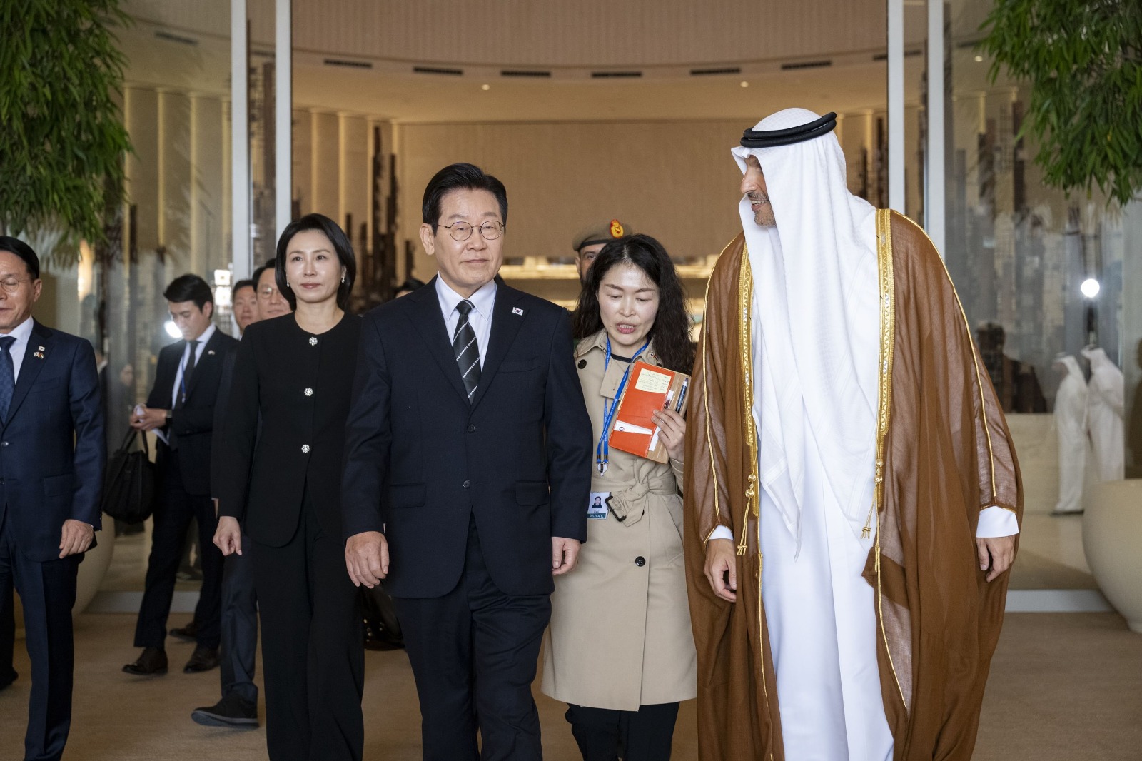 الرئيس الكوري يصل الامارات. (وام)