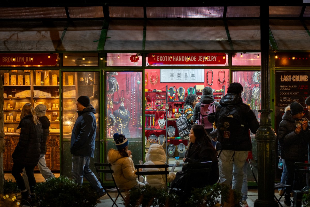 من اجواء الاحتفالات بالميلاد في نيويورك. (أ ف ب)