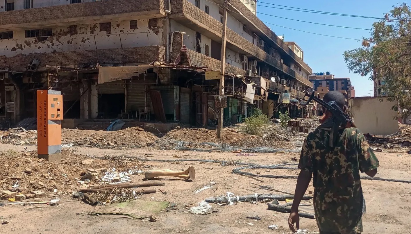 أضرار جراء المعارك بين الجيش السوداني وقوات الدعم السريع في الخرطوم. (ا ف ب)