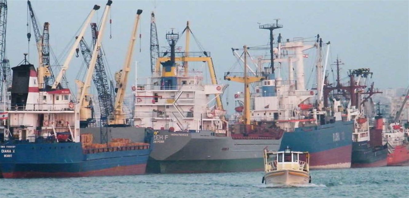 سفن امام مرفأ طرابلس. (أرشيفية)