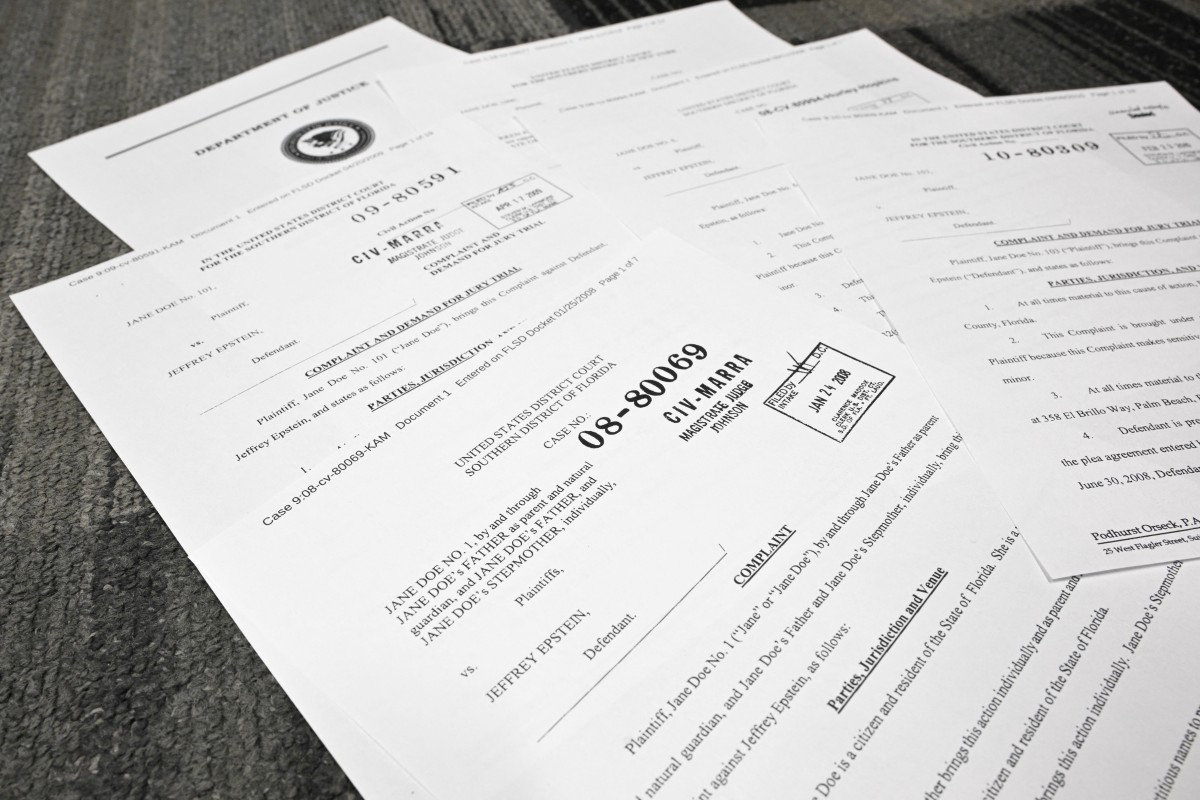 وثائق المحكمة بعد أن بدأت وزارة العدل الأميركية نشر السجلات ضمن التحقيق في قضية إبستين. (أ ف ب)