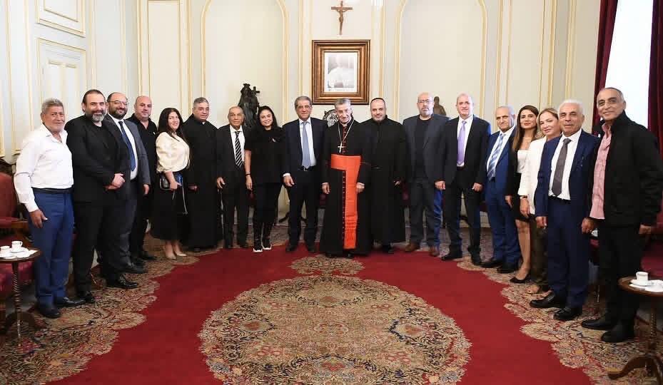 الراعي مستقبلا وفد زوق مصبح. (البطريركية)