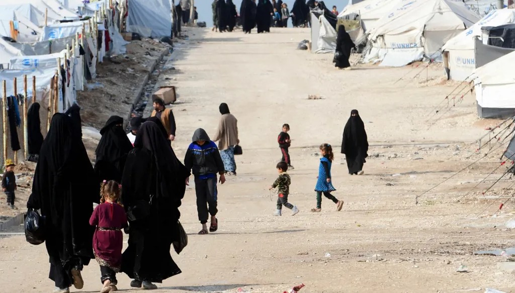 كان القسم الأجنبي من مخيم الهول يضم أكثر من 6300 امرأة وطفل من 42 جنسية. (أ ف ب)