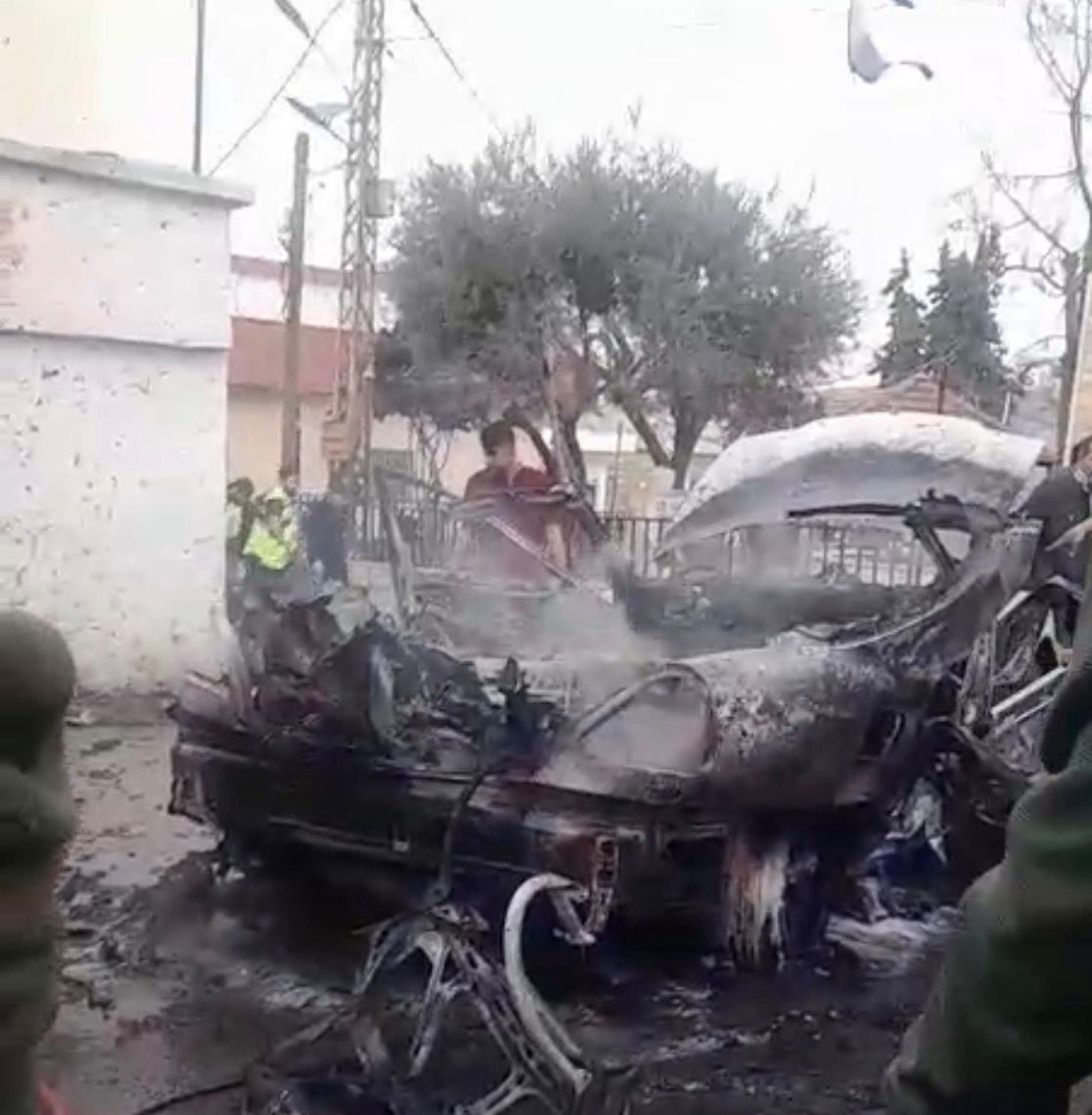 الدخان يتصاعد من السيارة المحترقة التي استهدفتها مسيّرة إسرائيلية في يانوح في الجنوب أمس.