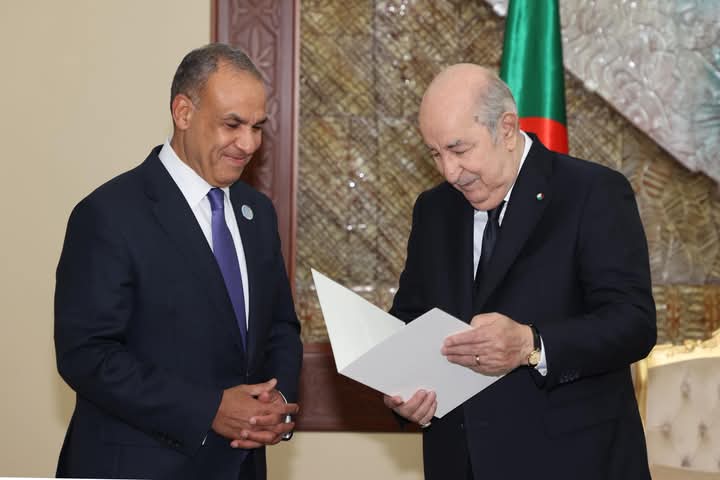 الرئيس الجزائري مستقبلا وزير خارجية مصر.  (النهار) 