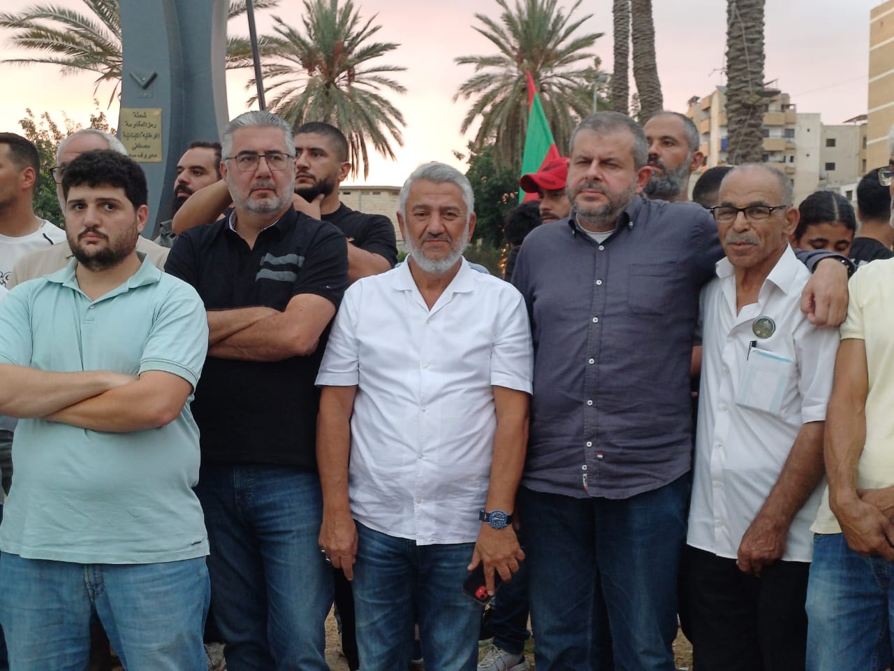 مسؤول حزب الله في منطقة صيدا الشيخ زيد ضاهر قبل انسحابه في حفل ساحة الشهداء