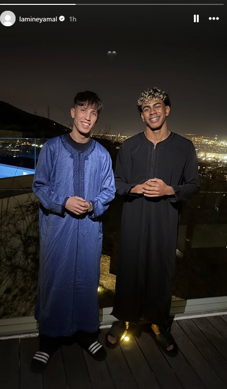 صورة لامين يامال مرتدياً الجلباب المغربي. 