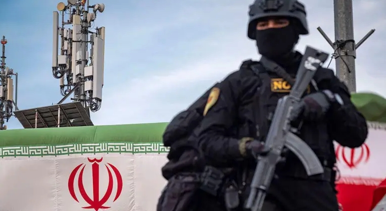 ضابط شرطة من الوحدات الخاصة في إيران