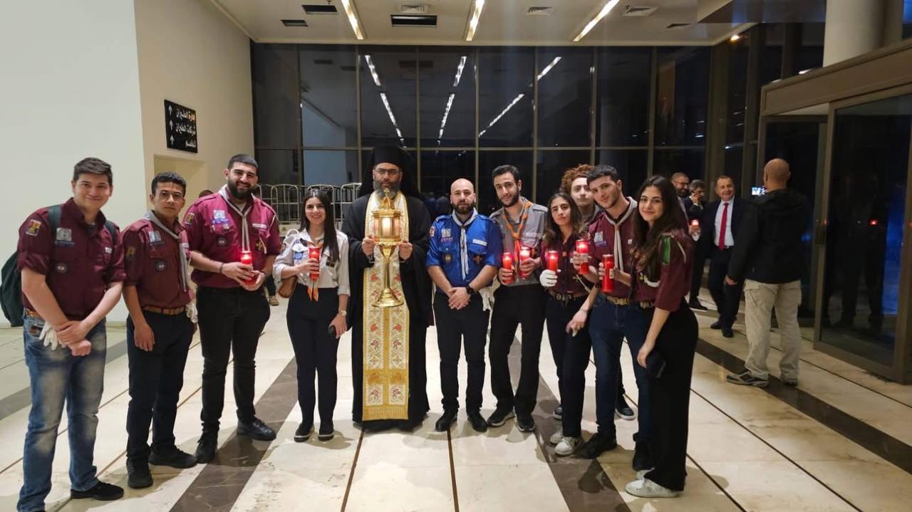 رئيس دير سيدة البلمند البطريركي الارشمندريت جورج يعقوب يحمل شعلة النور المقدس إلى دير سيدة البلمند البطريركي