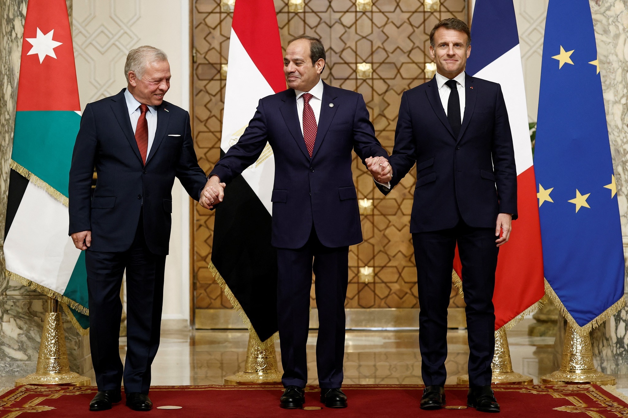 صورة متداولة للقادة الثلاثة خلال قمتهم بالقاهرة. (فايسبوك)