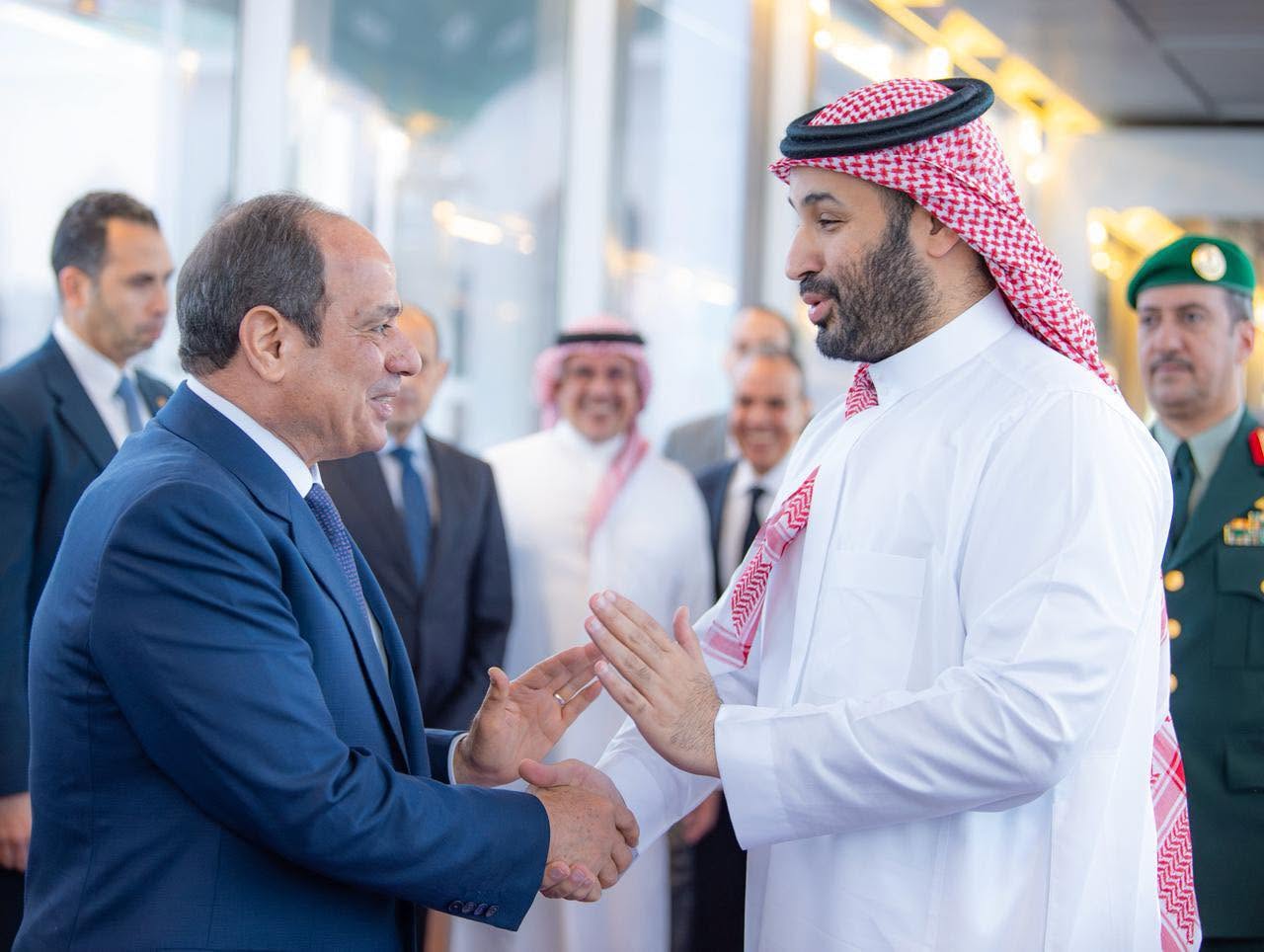 بن سلمان يستقبل السيسي خلال زيارة سابقة إلى المملكة في آذار/مارس الماضي. (الرئاسة المصرية)