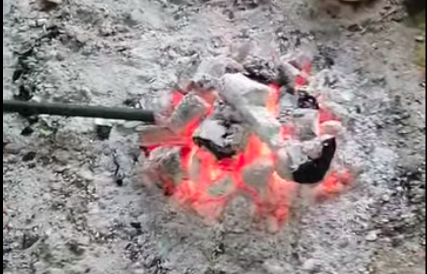 تحضير البشعة بإحمائها وسط الفحم - (فايسبوك)