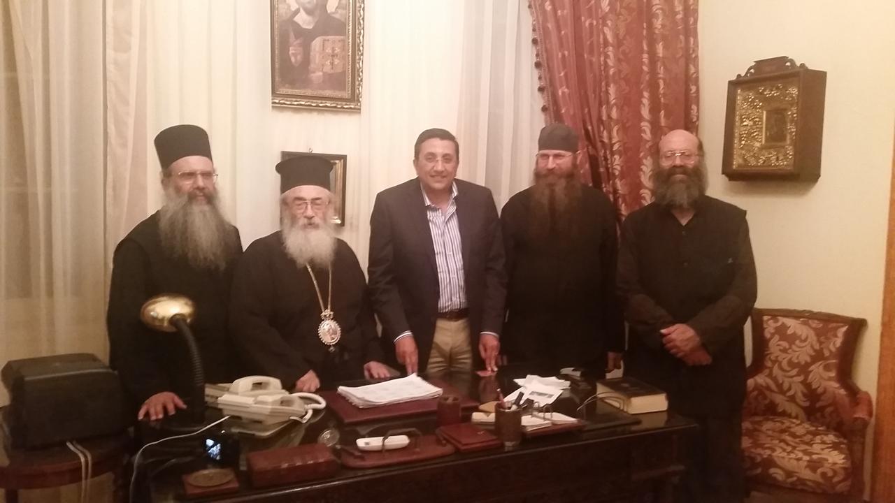 الدكتور إيهاب رمزي محامي الدير السابق إلى يسار رئيس أساقفة الدير وبصحبة عدد من الرهبان - (خاص لـ