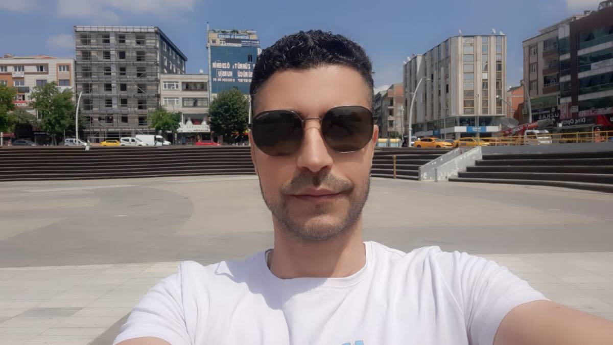 حلمي الحسيني في  حي زيتون بورنو اسطنبول. 