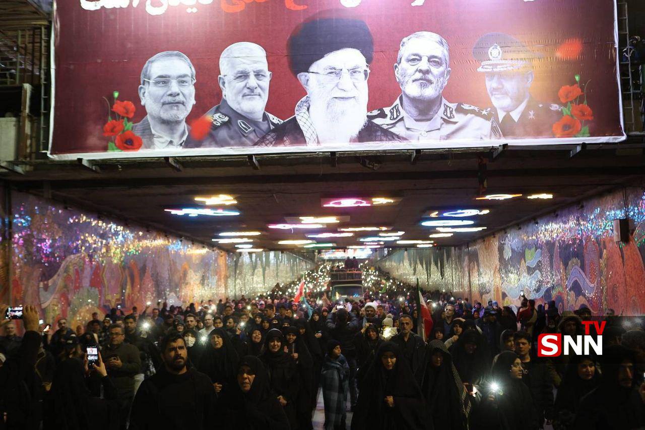 مشهد بثته إحدى القنوات الإيرانية لمسيرة عزاء بخامنئي. (تلغرام)