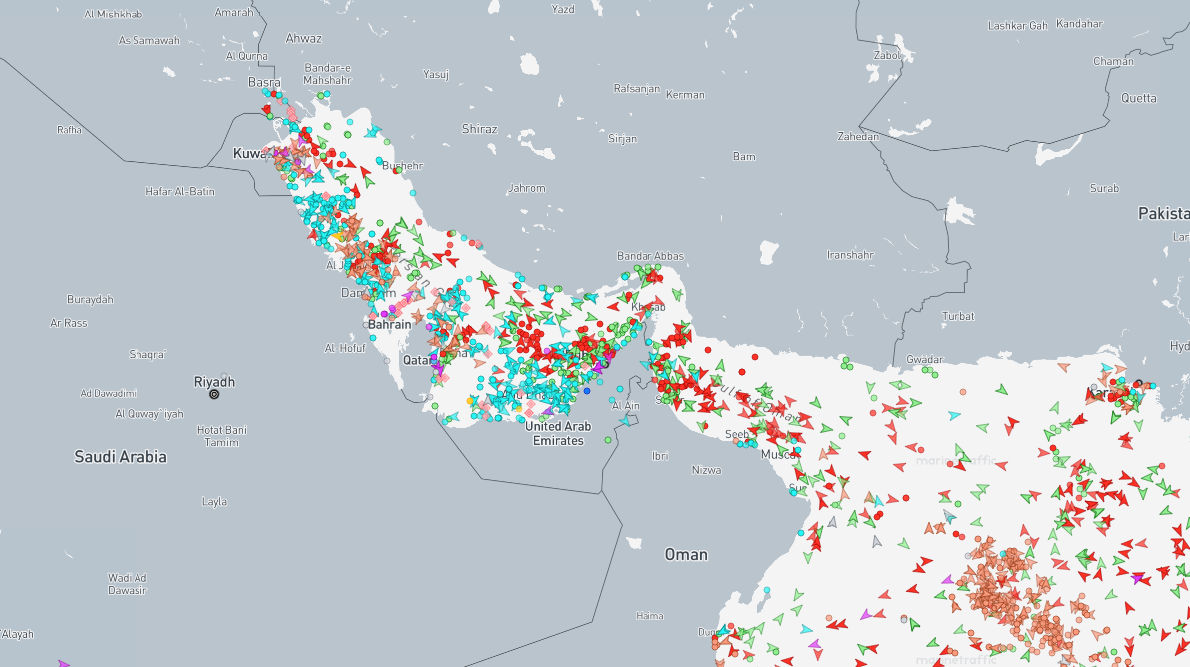 صورة من خريطة حية لتتبع السفن في مضيق هرمز يوم 2 نيسان/أبريل على موقع Marine Traffic. (النهار)