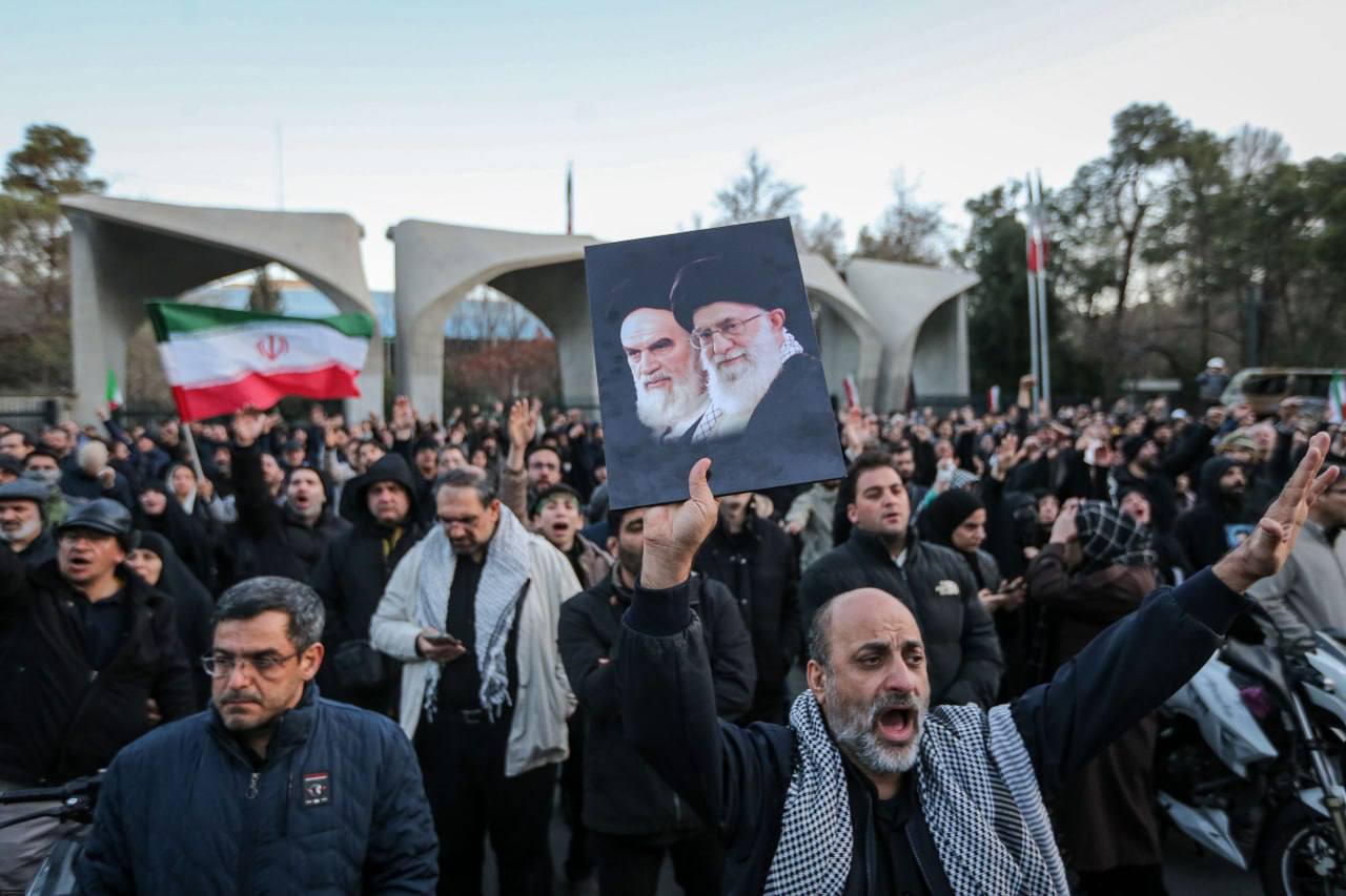 تظاهرة في إيران عقب اغتيال خامنئي. (تلغرام) 