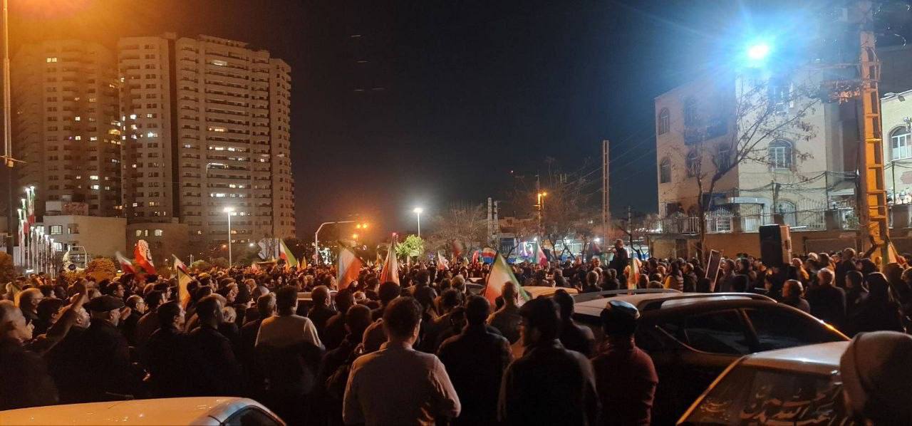 تظاهرة حاشدة لنعي خامنئي وسط القصف في طهران. (تلغرام)