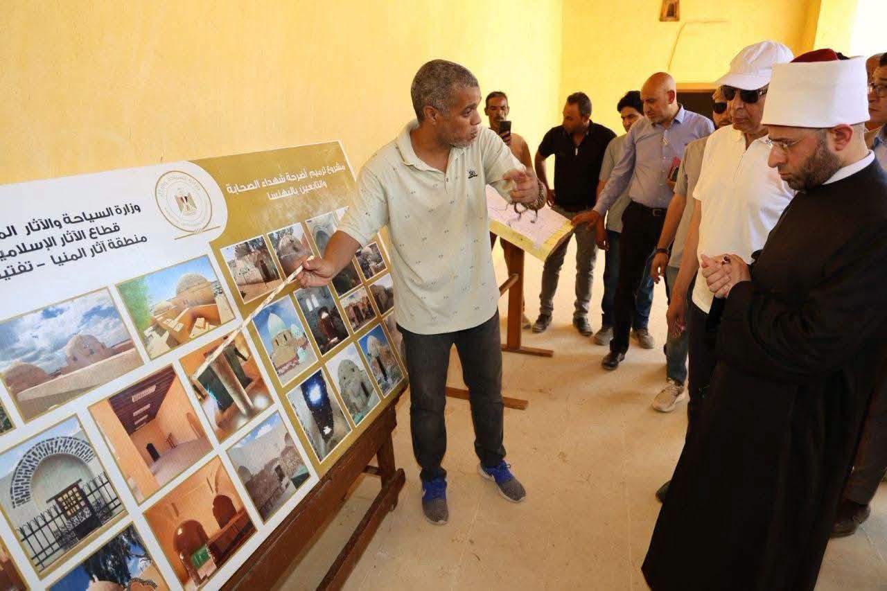 وزير الأوقاف المصري يتابع شرح لمشروع ترميم أضرحة شهداء الصحابة والتابيعن بالبهنسا. (وزارة الأوقاف المصرية)