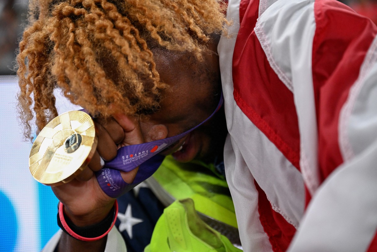 العداء الأميركي نواه لايلز (أ ف ب)