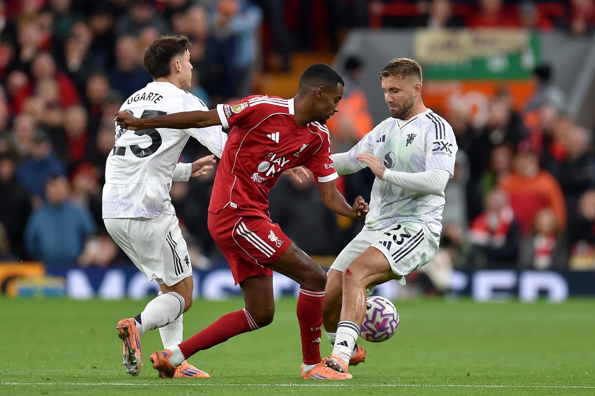 جانب من لقاء ليفربول ومانشستر يونايتد (أ ف ب)