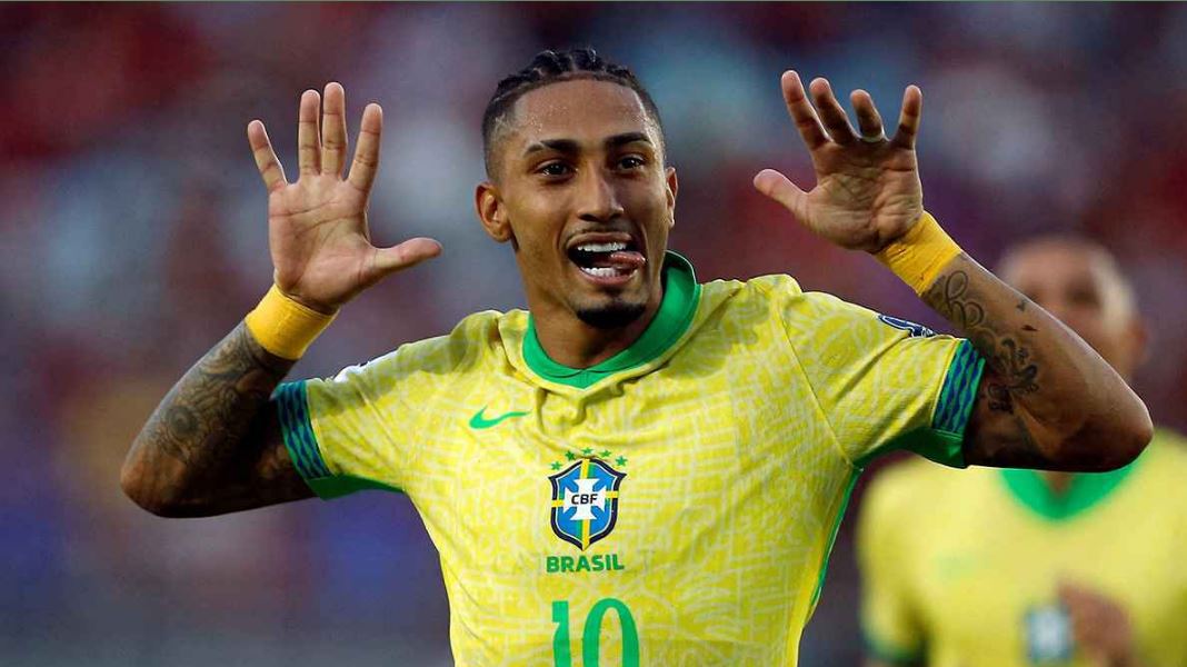 رافينيا لاعب منتخب البرازيل ونادي برشلونة (أ ف ب)