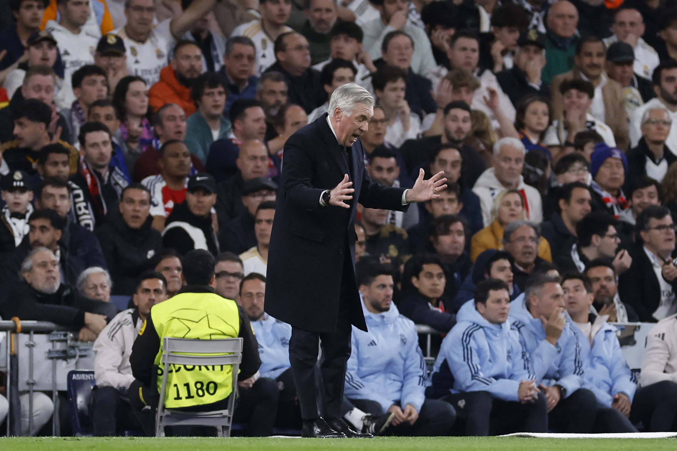 أنشيلوتي خلال لقاء ريال مدريد وأرسنال (أ ف ب)