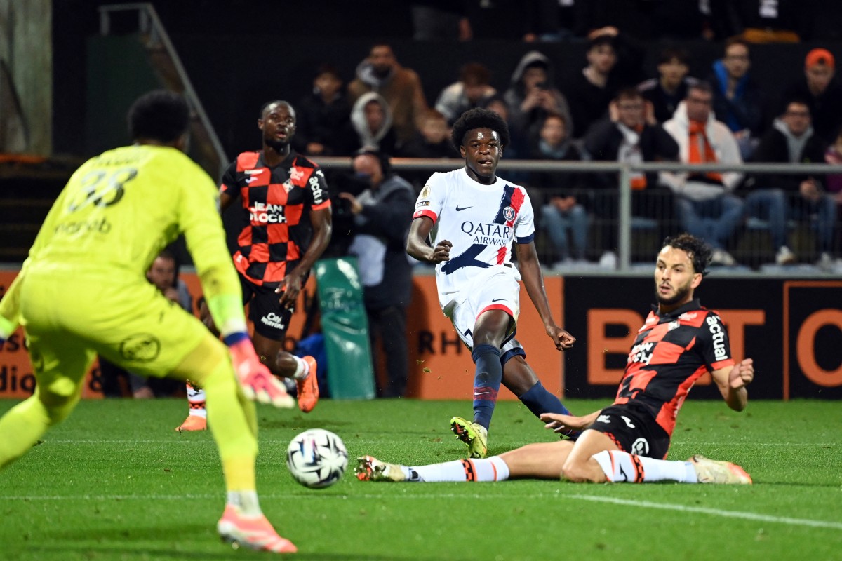 جانب من مباراة باريس سان جيرمان ولوريان (أ ف ب)