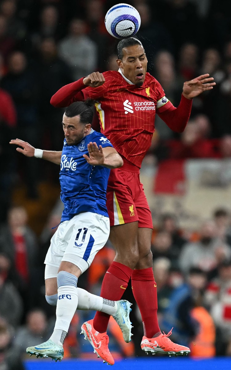 فان دايك خلال مباراة ليفربول وإيفرتون. (أ ف ب)