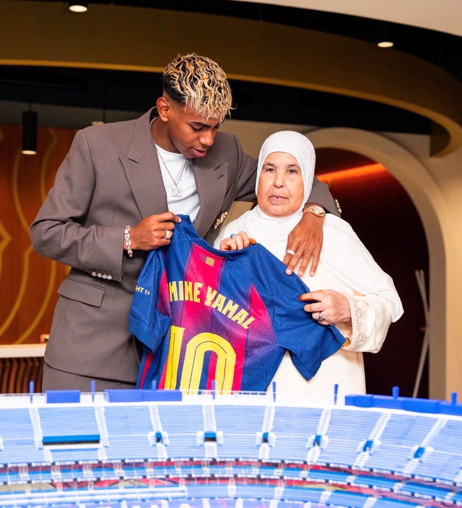 لامين يامال مع جدته المغربية (إكس)